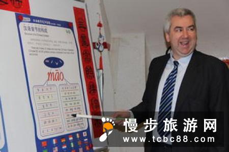 阿联酋掀中国文化热：首颁中文驾照 百所学校教汉语