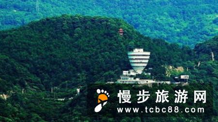 你说你爱三万英尺的云端风景，而我只愿地上三日的山林穿梭~
